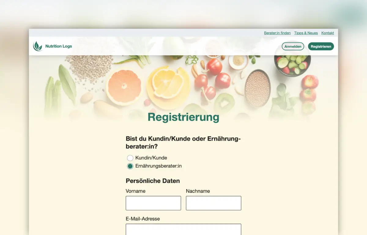 Nutrition Logs Registrierungsseite mit der Auswahl zwischen Kundin/Kunde und Ernährungsberater:in sowie sichtbare Eingabefelder für Vorname, Nachname und E-Mail-Adresse. Die Überschrift 'Registrierung' in grün, der Hintergrund beige mit leicht sichtbarem Hintergrundbild das verschiedene Lebensmittel (z. B. Orange, Zitrone, Kiwi, Tomaten/Paradeiser, Körner, etc.) zeigt.
