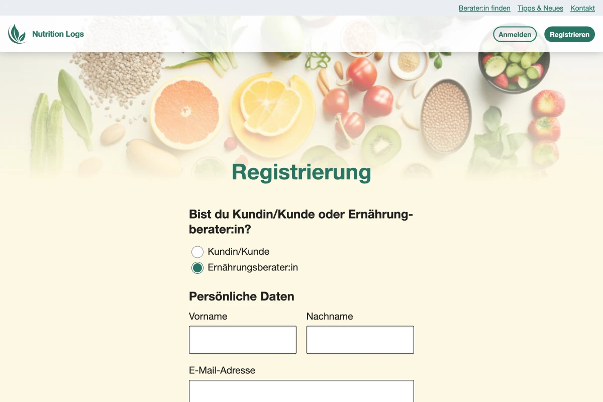 Nutrition Logs Registrierungsseite mit der Auswahl zwischen Kundin/Kunde und Ernährungsberater:in sowie sichtbare Eingabefelder für Vorname, Nachname und E-Mail-Adresse. Die Überschrift 'Registrierung' in grün, der Hintergrund beige mit leicht sichtbarem Hintergrundbild das verschiedene Lebensmittel (z. B. Orange, Zitrone, Kiwi, Tomaten/Paradeiser, Körner, etc.) zeigt.